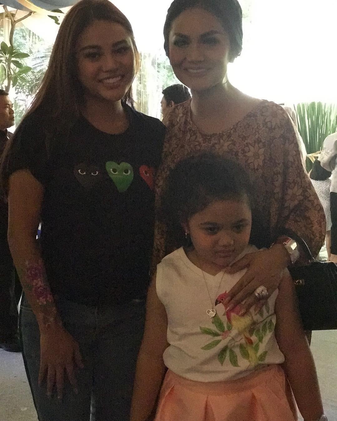 Krisdayanti bersama kedua putrinya, Aurel Hermansyah dan Amora Lemos. (Instagram - @krisdayantilemos)