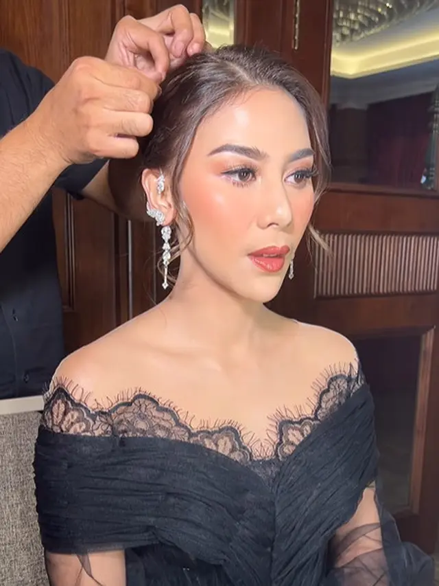 Detail Makeup Look Adinda Thomas dari Akad Nikah hingga Resepsi, Tampilannya Jadi 'Kuning' Gara-Gara Vidi Aldiano