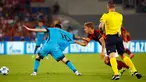 Duel panas terjadi pada laga perdana Grup E Liga Champions antara AS Roma dengan Barcelona di Olimpico Stadium (17/9/2015). Barcelona menahan imbang tuan rumah AS Roma dengan skor 1-1. (REUTERS/Tony Gentile)