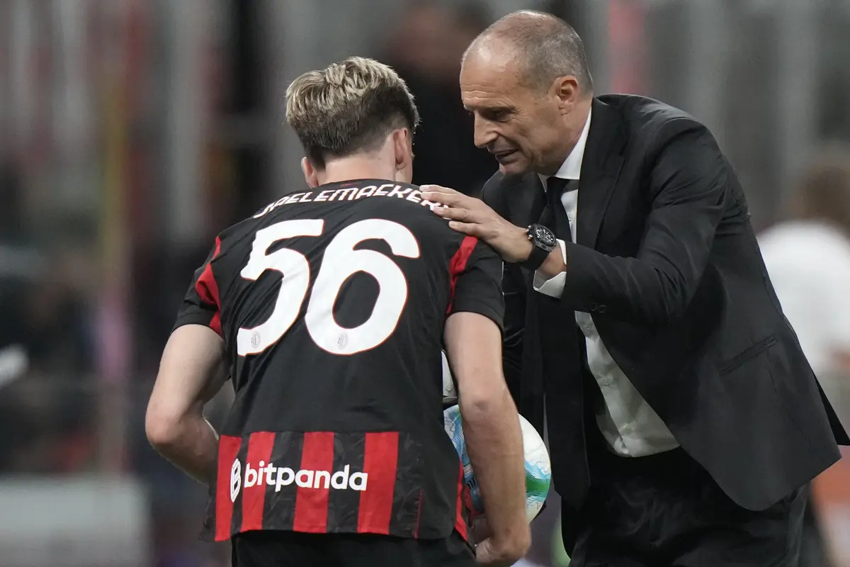 Pelatih AC Milan, Massimiliano Allegri, memberikan instruksi kepada Alexis Saelemaekers