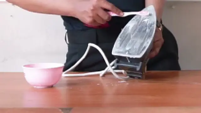 Bukan Dioles Odol, Begini Trik Bersihkan Setrika Gosong dan Berkerak Pakai 1 Bahan Dapur