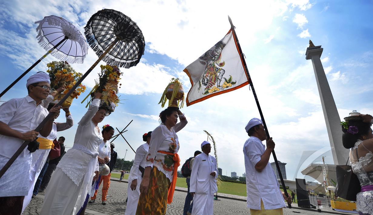 Umat Hindu melakukan persiapan upacara Tawur Agung Kesanga di Silang Monas, Jakarta, Jumat (20/3/2015). Upacara Tawur Agung Kesanga tersebut untuk membersihkan jagat raya sebelum pelaksanaan Nyepi esok harinya. (Liputan6.com/Faizal Fanani) 
