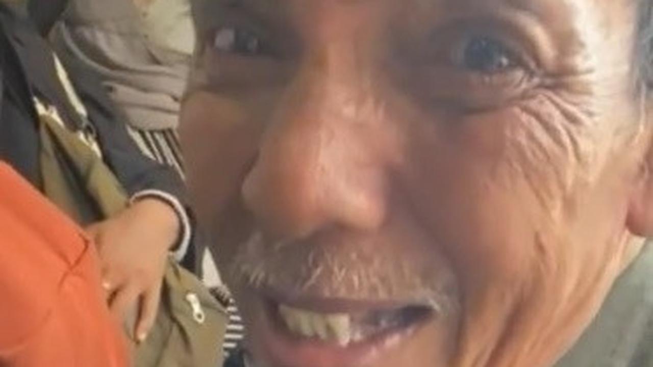 "Dia malah selingkuh, dia udah ga kerja, istri mudanya manfaatin dua buat minta-minta sama ngambilin hape orang," beber saksi tersebut.