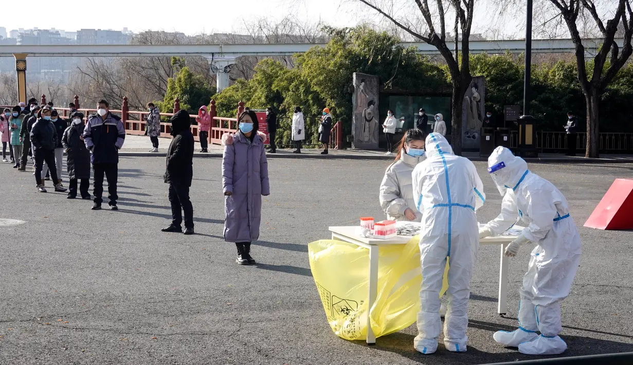 Warga mengantre untuk menjalani tes asam nukleat untuk virus corona Covid-19 di Xi'an provinsi Shaanxi utara China pada 12 Januari 2022. China sedang berjuang melawan covid di beberapa kota, beberapa minggu sebelum Beijing menjadi tuan rumah Olimpiade Musim Dingin 2022 .(STR/AFP)