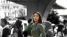 Dengan tangan kanan memegangi rambut yang berwarna coklat, Baby terlihat sangat sensual. Foto candid dengan tema klasik jalanan, terlihat begitu pas dengan keberadaan Baby. Ditambah Baby membawa kamera, seolah-olah artis muda ini ingin hunting foto di jalanan (KapanLagi.com/Budi Santoso)