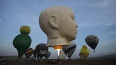 Balon udara sedang dipersiapkan untuk mengudara saat Festival Balon Udara Internasional di Taman Nasional Maayan Harod, Israel (30/9/2015). (REUTERS / Baz Ratner)