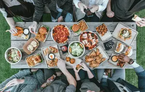 Zodiak yang Sulit Menolak Ajakan Makan Bersama Teman, Kamu Termasuk?