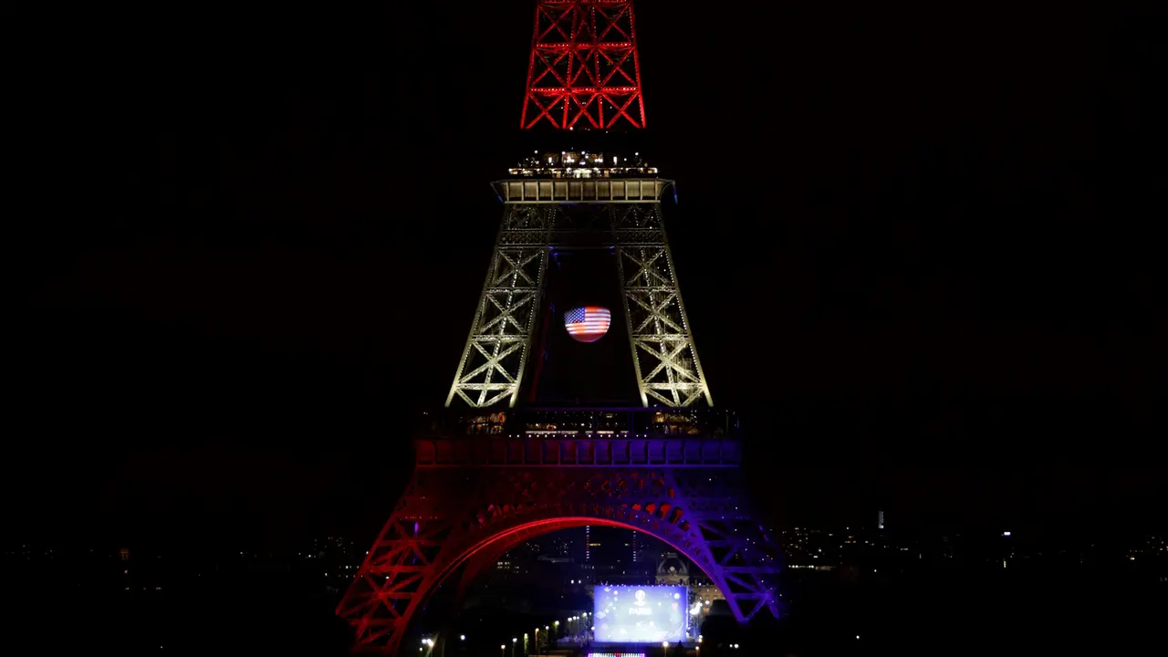 Menara Eiffel berduka untuk para korban penembakan Orlando. (Reuters)