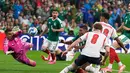 Pemain Inggris Jude Bellingham mencetak gol kedua timnya selama pertandingan sepak bola babak 16 besar Piala Dunia antara Meksiko dan Inggris di Mexico City, Minggu, 5 Juli 2026. (AP Photo/Natacha Pisarenko)