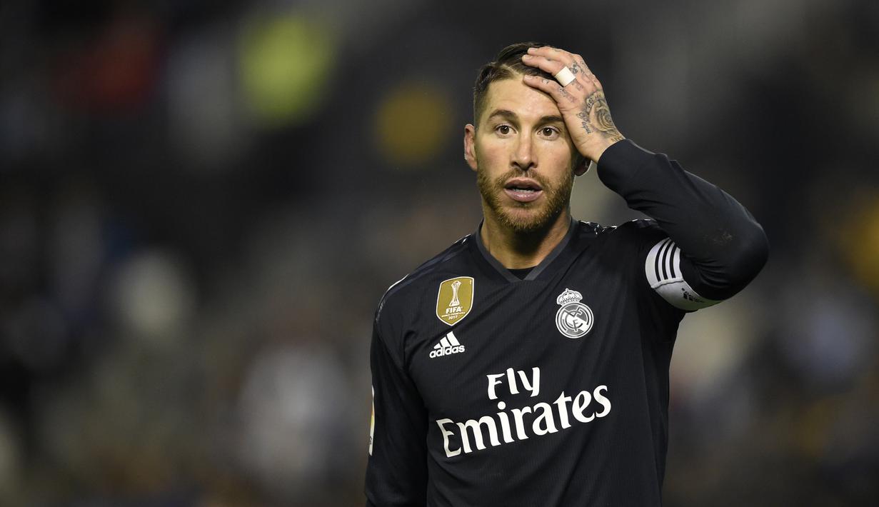 Sergio Ramos termasuk dalam barisan bek terbaik dunia sepanjang masa. Bersama Real Madrid dan timnas Spanyol ia telah meraih segalanya. Namun usia membuat performa Ramos kian menurun. (AFP/Miguel Riopa)