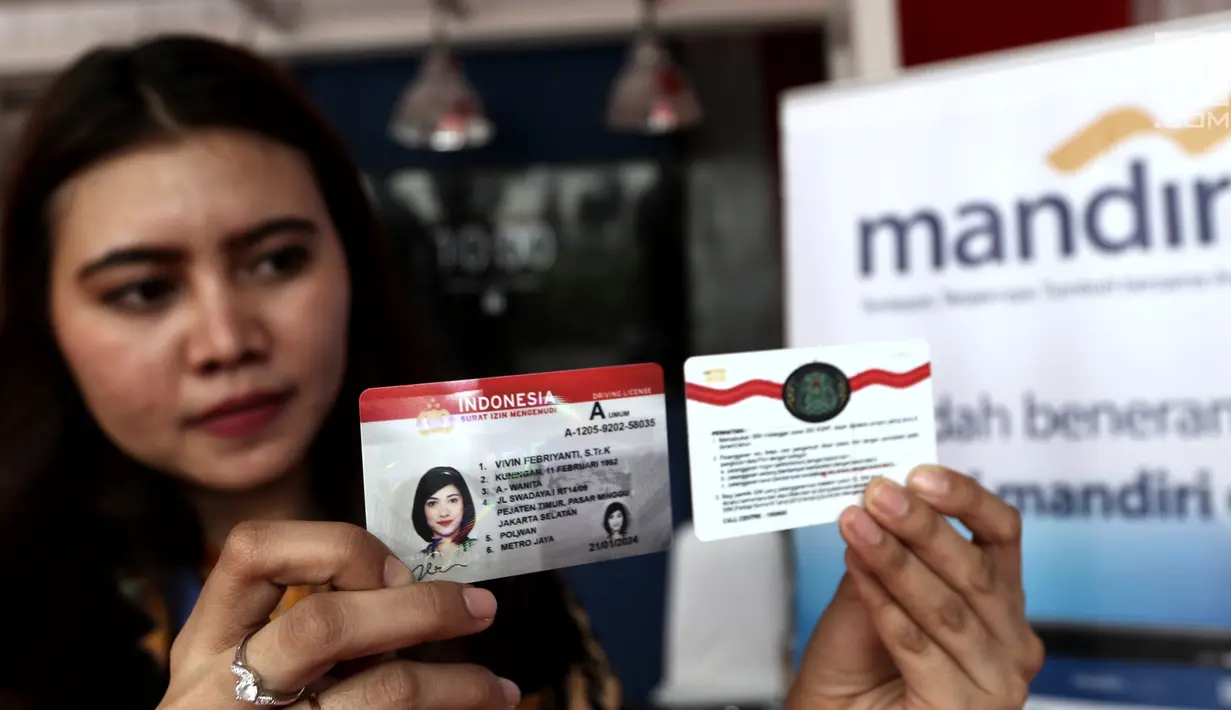 Petugas memperlihatkan Smart Surat Izin Mengemudi (SIM) untuk pengemudi kendaraan bermotor saat peluncuran di Jakarta, Minggu (22/9/2019). Korps Lalu Lintas (Korlantas) Polri resmi meluncurkan Smart Surat Izin Mengemudi (SIM) untuk pengemudi kendaraan bermotor di Indonesia. (Liputan6.com/Johan Tallo