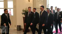 Gubernur DKI Basuki Tjahaja Purnama menerima kunjungan Presiden Finlandia Sauli Vainamo Niinisto (tengah) di Balai Kota DKI Jakarta, Rabu (4/11). Keduanya melakukan diskusi tertutup dalam rangka membahas peluang kerjasama. (Liputan6.com/Faizal Fanani)