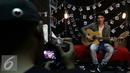 Pemain Band The Overtunes Mikha saat pembuatan video klip di Jakarta, Rabu (16/12). Album The Overtunes berjudul selamanya, dijadikan official soundtrack film Ngenest Movie dengan lagu Mungkin dan Ku Ingin Kau Tahu. (Liputan6.com/Herman Zakharia)