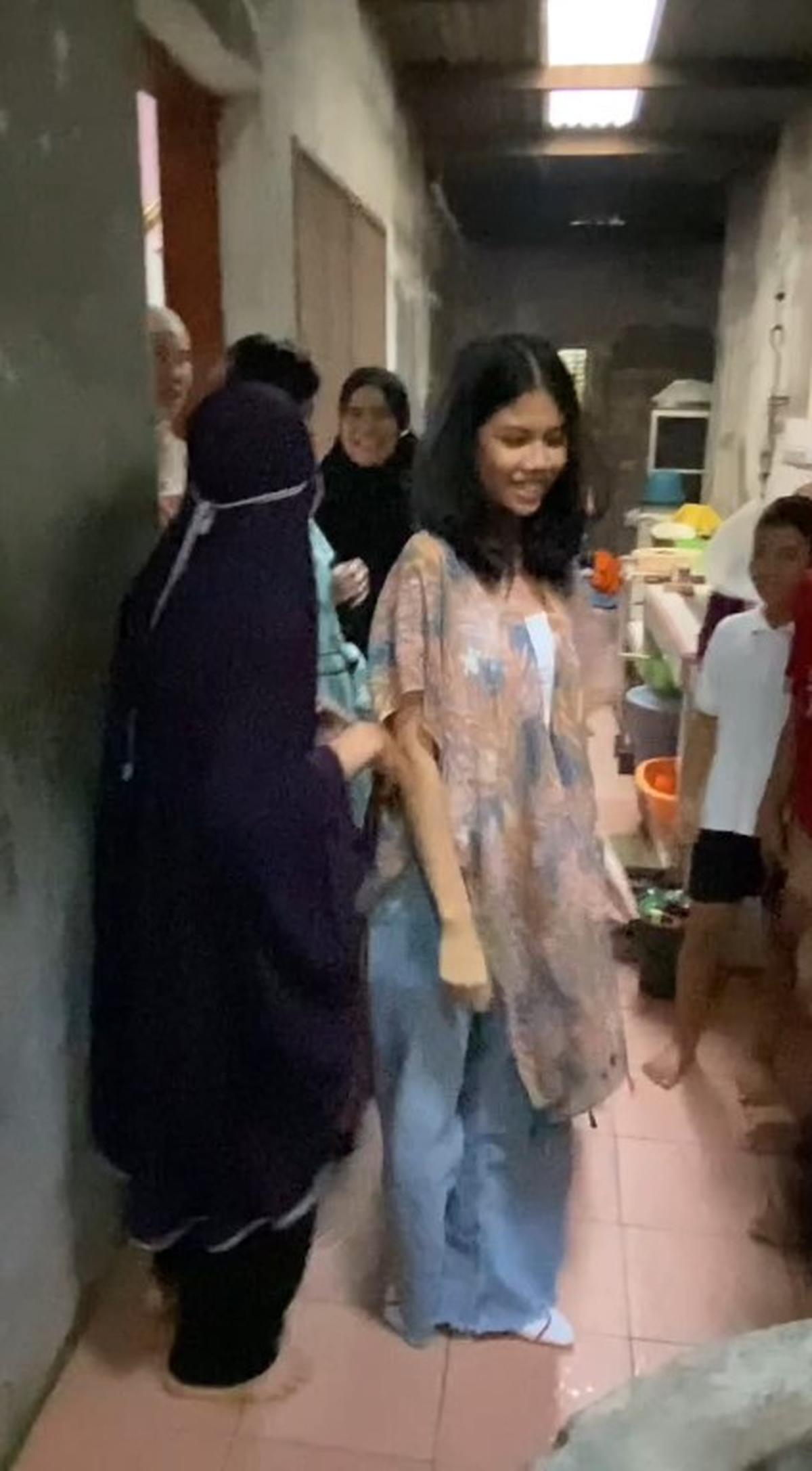 Tempat Mandi sang Ayah Waktu Kecil, Ini Momen Ketiga Anak Cewek Ariyo Wahab Lihat Sumur Pertama Kali - Tampak Terheran