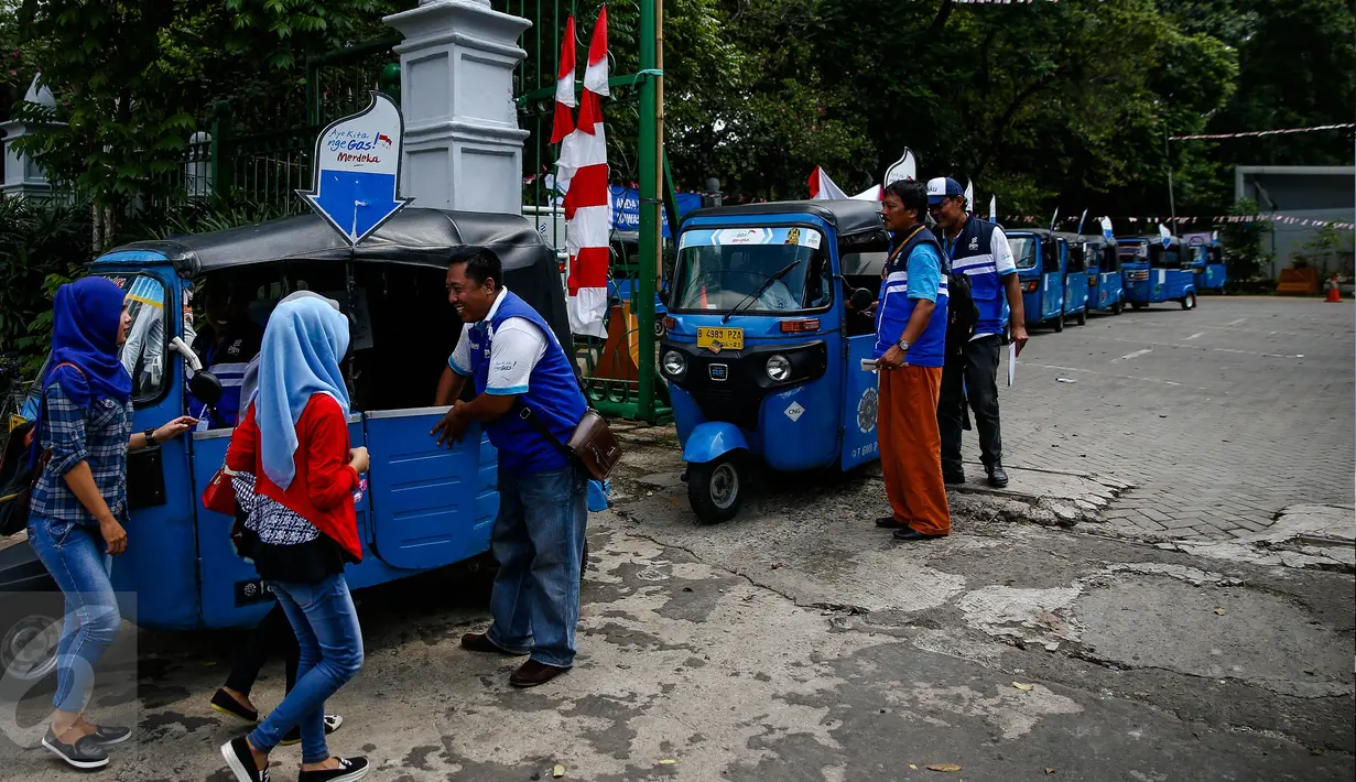 Antusias warga yang ingin menaiki bajaj bahan bakar gas (BBG) gratis dikawasan Monas Jakarta, Rabu (17/8). BBG gratis beroperasi mulai pukul 07.00-17.00 WIB. (Liputan6.com/Faizal Fanani)