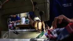 Warga binaan mengikuti kegiatan bimbingan kerja garmen di Lembaga Pemasyarakatan (Lapas) Kelas 1 Tangerang, Kota Tangerang (29/10). Sebanyak 27 warga binaan membuat kemeja untuk dipasarkan. (Liputan6.com/Fery Pradolo)