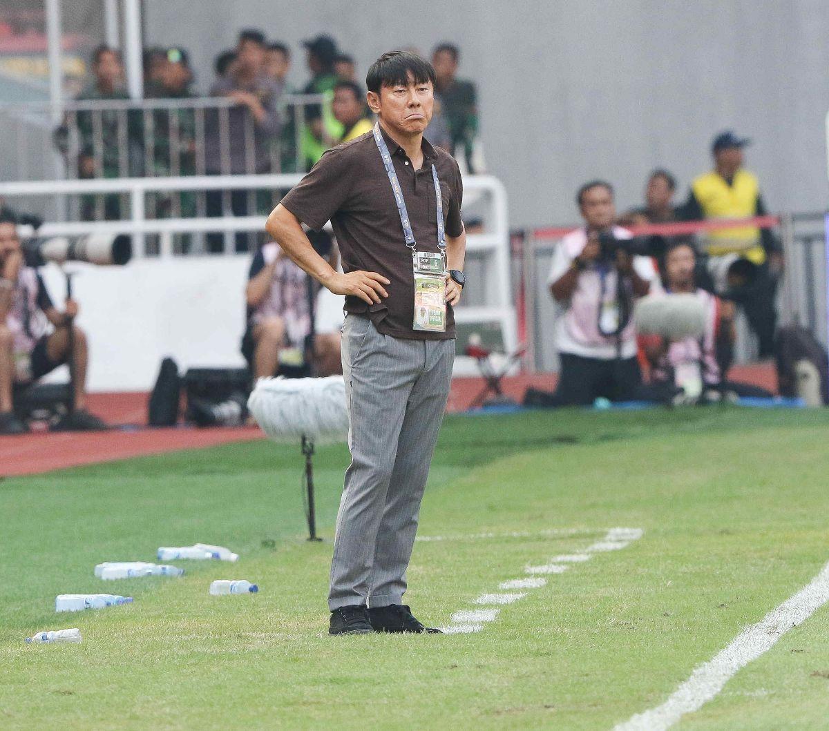 Bermain dengan 10 pemain, Shin Tae-yong membuat tiga pergantian pemain langsung. Ivar Jenner, Asnawi Mangkualam dan Pratama Arhan masuk menggantikan Thom Haye, Shayne Pattynama dan Sandy Walsh.&nbsp;Liputan6.com/Herman Zakharia