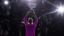 Petenis asal Spanyol, Rafael Nadal sukses mengunci gelar ke-21 grand slamnya usai mengalahkan petenis nomor dua dunia, Daniil Medvedev di laga final Australia Open 2022, Minggu (30/01/2022). (AFP/Brandon Malone)