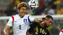 Son Heung-min (Korea Selatan - kiri) berebut bola dengan gelandang Belgia, Steven Defour, saat berlaga di penyisihan Piala Dunia Grup H di Stadion Corinthians, Sao Paulo, (27/6/2014). (REUTERS/Eddie Keogh)