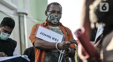 Tersangka John Kei memperagakan salah satu adegan dalam rekonstruksi kasus penyerangan anak buah John Kei terhadap kelompok Nus Kei di kediaman John Kei di Perumahan Tytyan Indah, Bekasi, Jawa Barat, Senin (6/7/2020).(merdeka.com/Iqbal S. Nugroho)