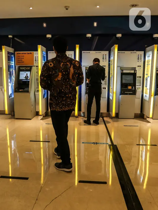 Seorang pria berjalan menuju anjungan tunai mandiri (ATM), Jakarta, Senin (25/1/2020). Kinerja kredit perbankan pada 2021 diperkirakan tumbuh positif sebesar 7,3 persen secara tahunan (year-on-year/yoy). (Liputan6.com/Johan Tallo)