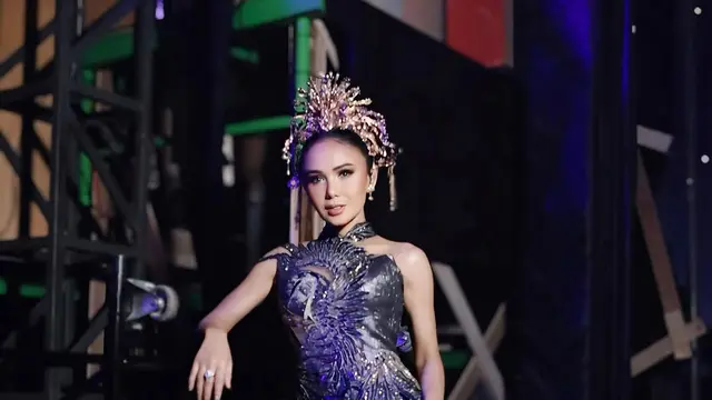 Potret Yuni Shara Pakai Gaun Malam saat Manggung. (instagram/yunishara36)