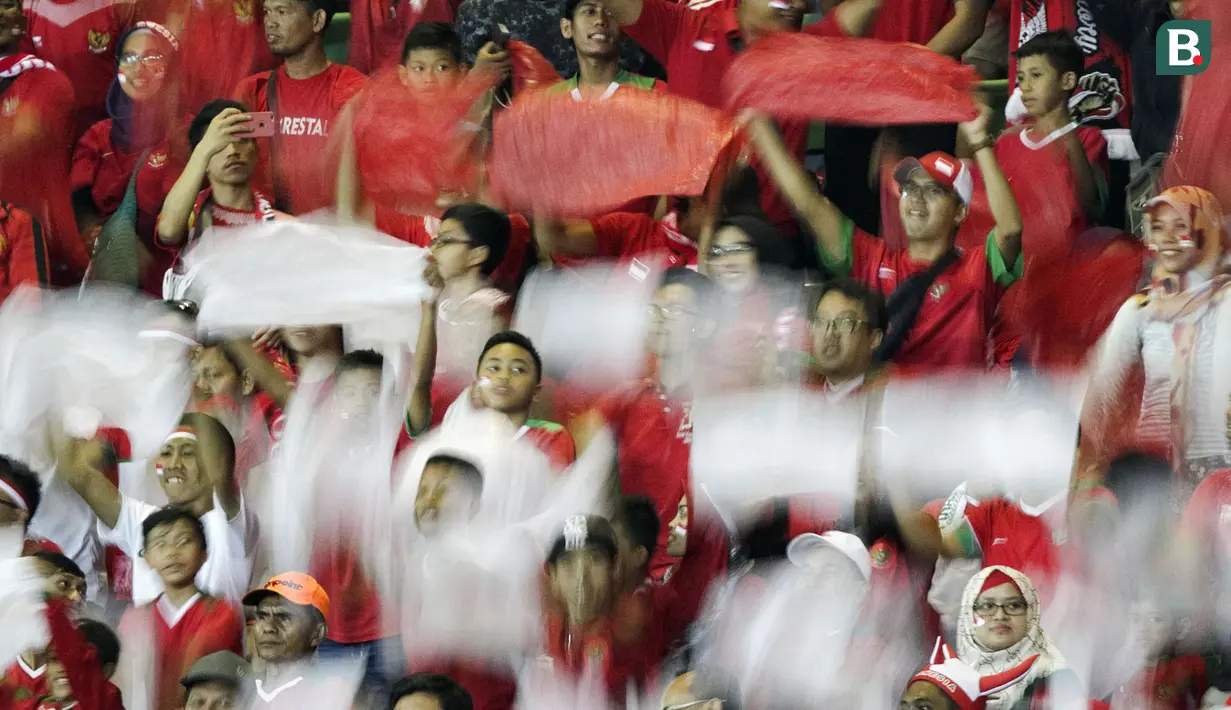Suporter Indonesia saat pertandingan melawan Laos pada laga Asian Games di Stadion Patriot, Jawa Barat, Jumat (17/8/2018). (Bola.com/Peksi Cahyo)