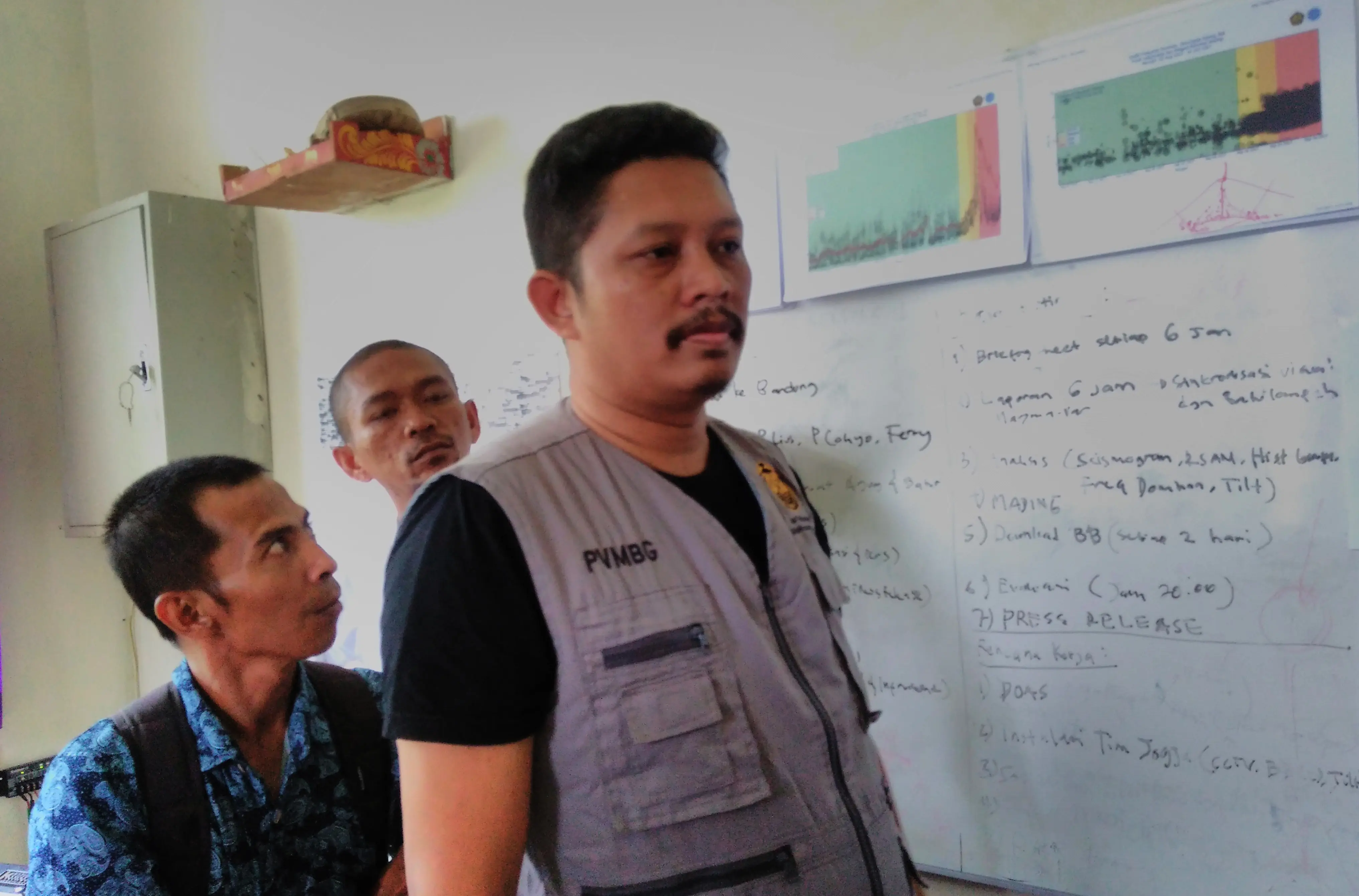 Kepala Sub Bidang Mitigasi Pemantauan Gunung Api Wilayah PVMBG, Devy Kamil, di Pos Pengamatan Gunung Agung, Rendang, Karangasem, Bali. (Liputan6.com/Dewi Divianta) 
