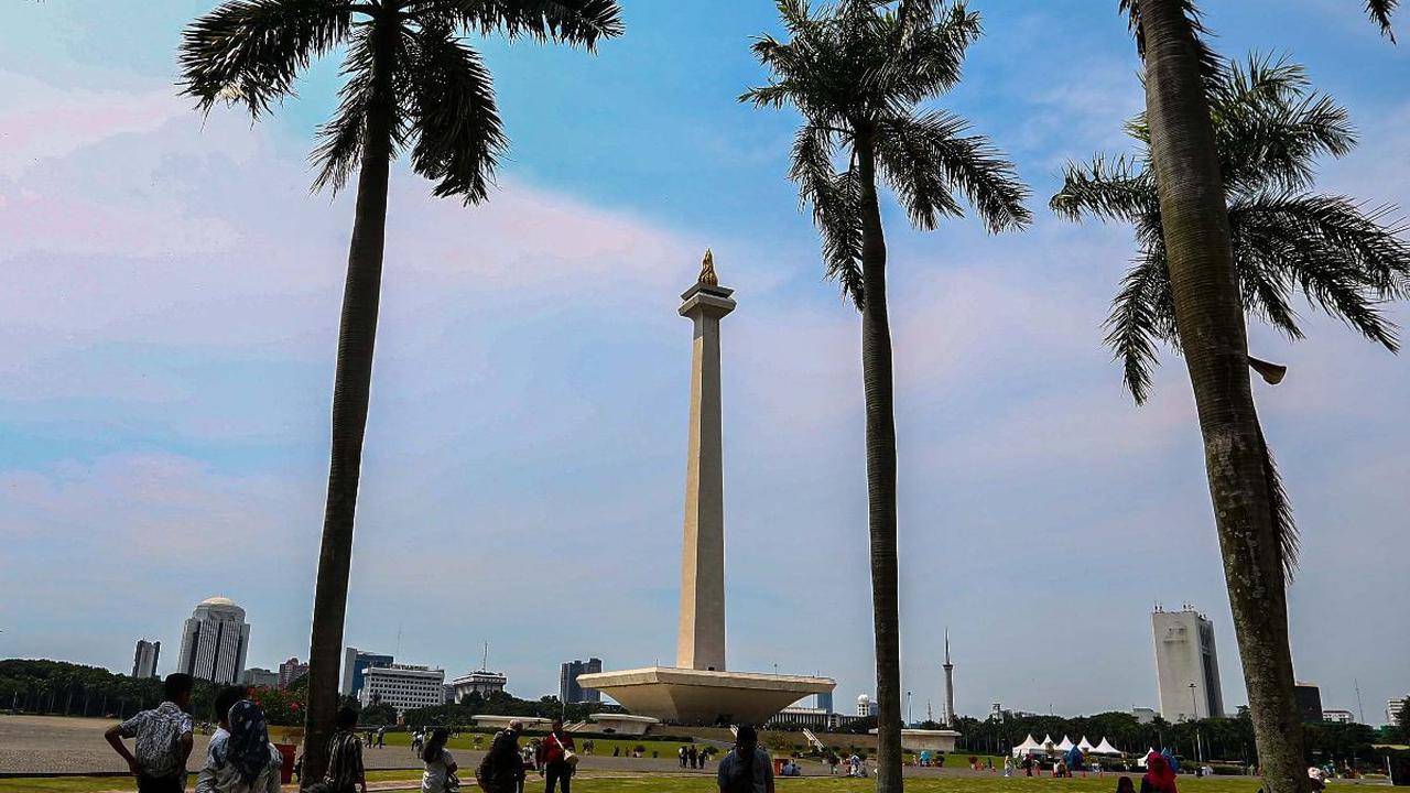 Suasana pengunjung yang berwisata di Monumen Nasional atau Monas, Jakarta, Minggu (14/4/2024). Kawasan Monas masih menjadi primadona bagi warga Jakarta dan sekitarnya untuk menghabiskan libur panjang Lebaran 2024.&nbsp;Liputan6.com/Angga Yuniar