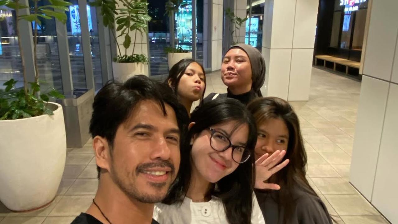 Tempat Mandi sang Ayah Waktu Kecil, Ini Momen Ketiga Anak Cewek Ariyo Wahab Lihat Sumur Pertama Kali - Tampak Terheran