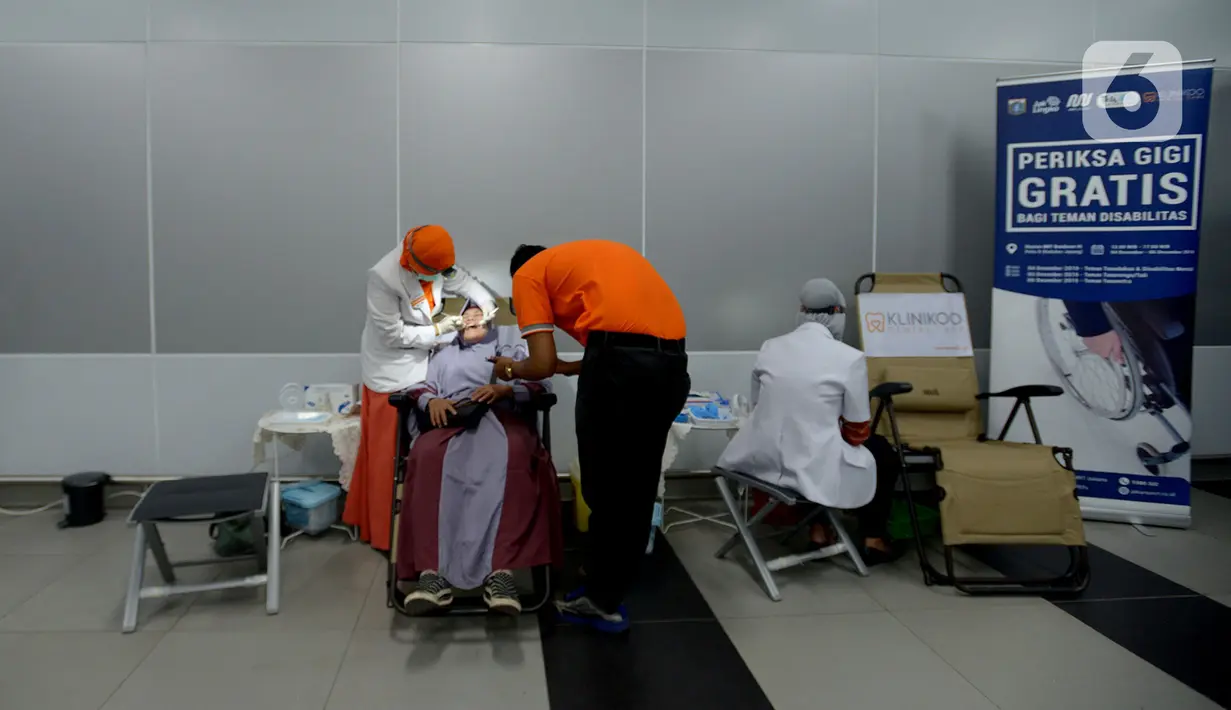 Tim dokter memeriksa gigi pasien saat pemeriksaan gigi gratis di Stasiun MRT Bundaran HI, Jakarta, Rabu (4/12/2019). Pemeriksaan tersebut untuk penyandang disabilitas yang menjadi penumpang MRT serta edukasi cara merawat gigi yang benar. (merdeka.com/Imam Buhori)