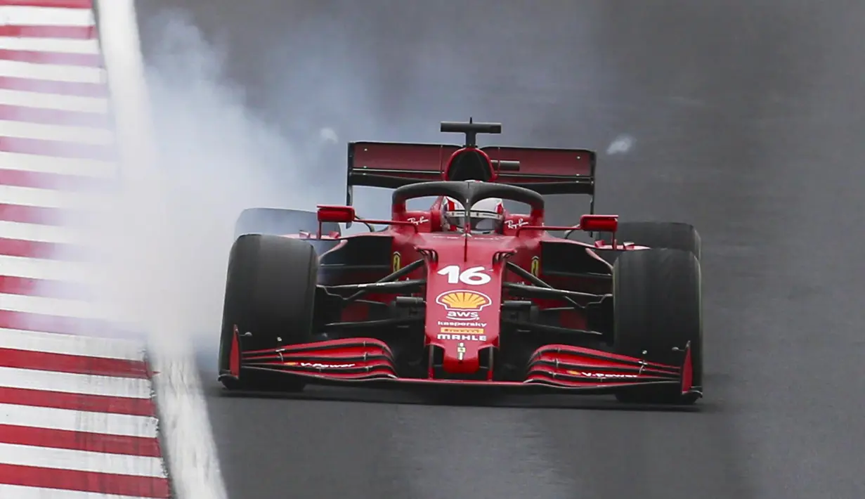 Charles Lecrec sukses mengambil alih pimpinan balapan tidak lama setelah Bottas memutuskan masuk ke pit stop. Namun dengan kondisi ban yang makin menipis membuat Bottas kembali memimpin jalannya balapan. (AP Photo)