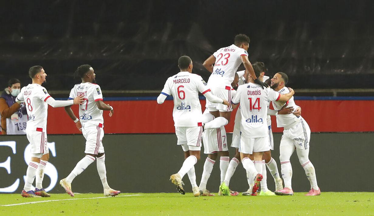Para pemain tim Lyon melakukan selebrasi usai mencetak gol ke gawang Paris Saint-Germain pada pertandingan League One di Stadion Parc des Princes, Paris, Prancis, Minggu (13/12/2020). PSG kalah dari Lyon dengan skor 0-1. (AP Photo/Thibault Camus)
