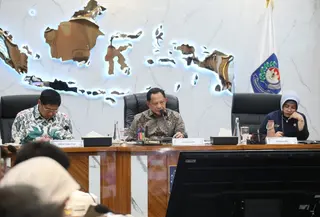 Menteri Dalam Negeri (Mendagri) Muhammad Tito Karnavian saat memimpin Rapat Pembahasan Efisiensi dan Progres Tahapan Program BSPS