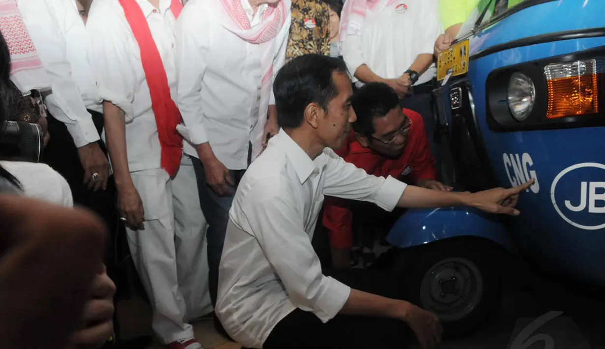 Dua bajaj BBG yang ditumpangi Presiden dan Wakil Presiden terpilih Jokowi-JK dipajang sebagai simbol sejarah perjalanan mereka menuju RI 1 dan RI 2, Minggu (1/6/14). (Liputan6.com/Herman Zakharia)