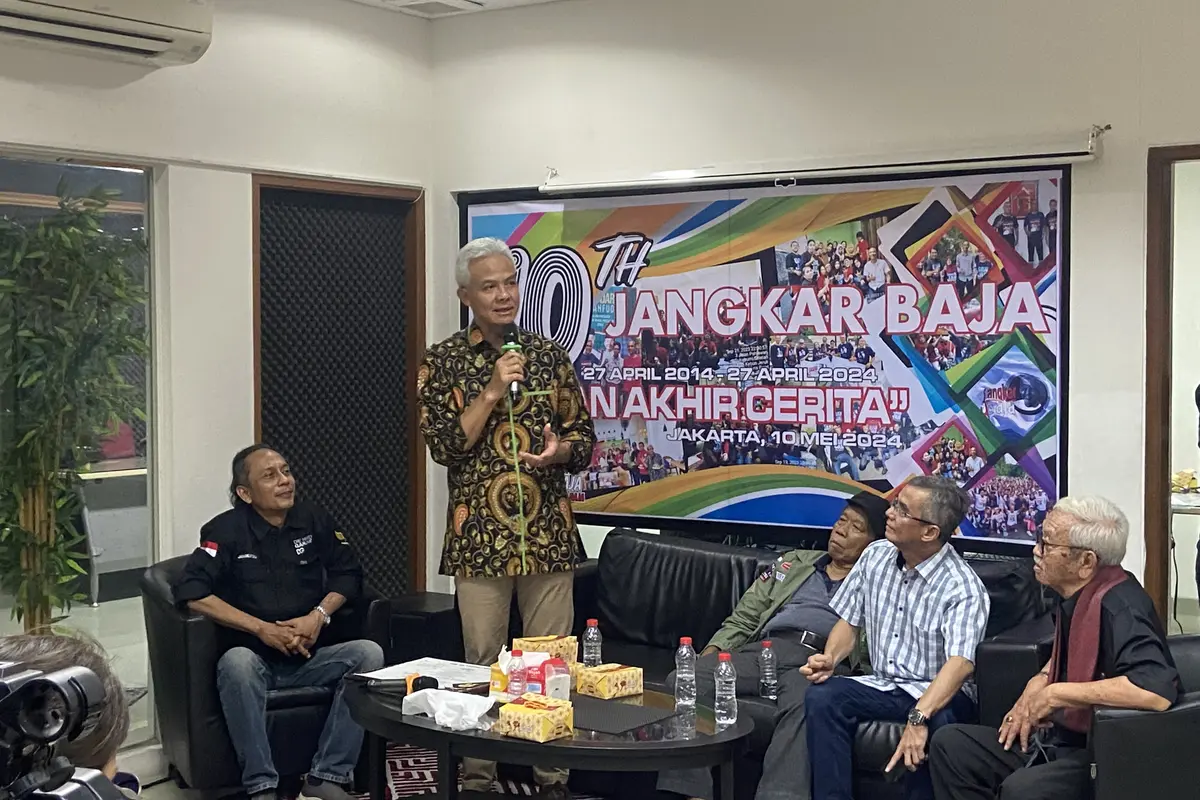 Mantan capres Ganjar Pranowo menghadiri peringatan hari jadi kelompok organisasi masyarakat Jangkar Baja yang ke-10, Jumat (10/5/2024)