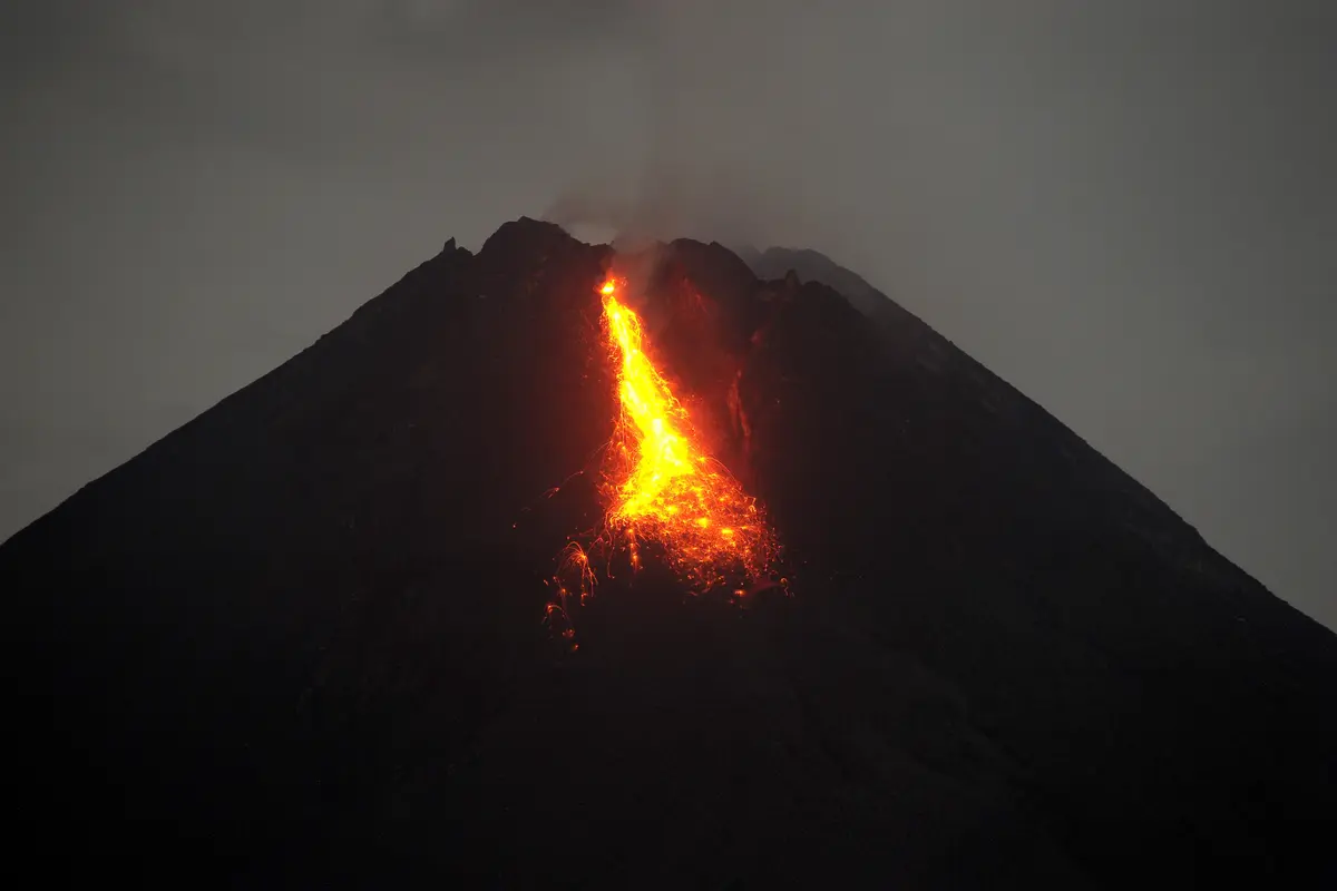 Gunung Merapi yang Semburkan Lava Pijar