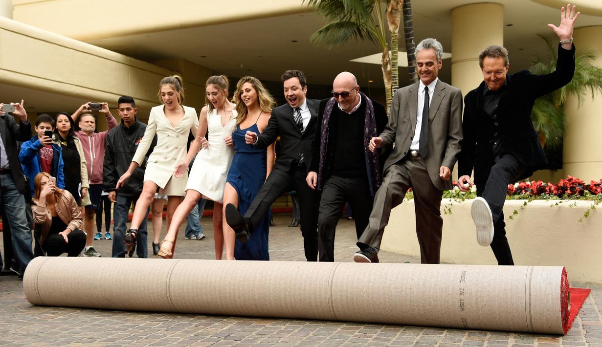 Tiga putri aktor Sylvester Stallone, Sistine, Scarlet, Sophia bersama Jimmy Fallon menggelar karpet merah jelang penanugerahan Golden Globe Awards ke-74 di Beverly Hilton, Beverly Hills, (4/1). (Chris Pizzello/Invision/AP)