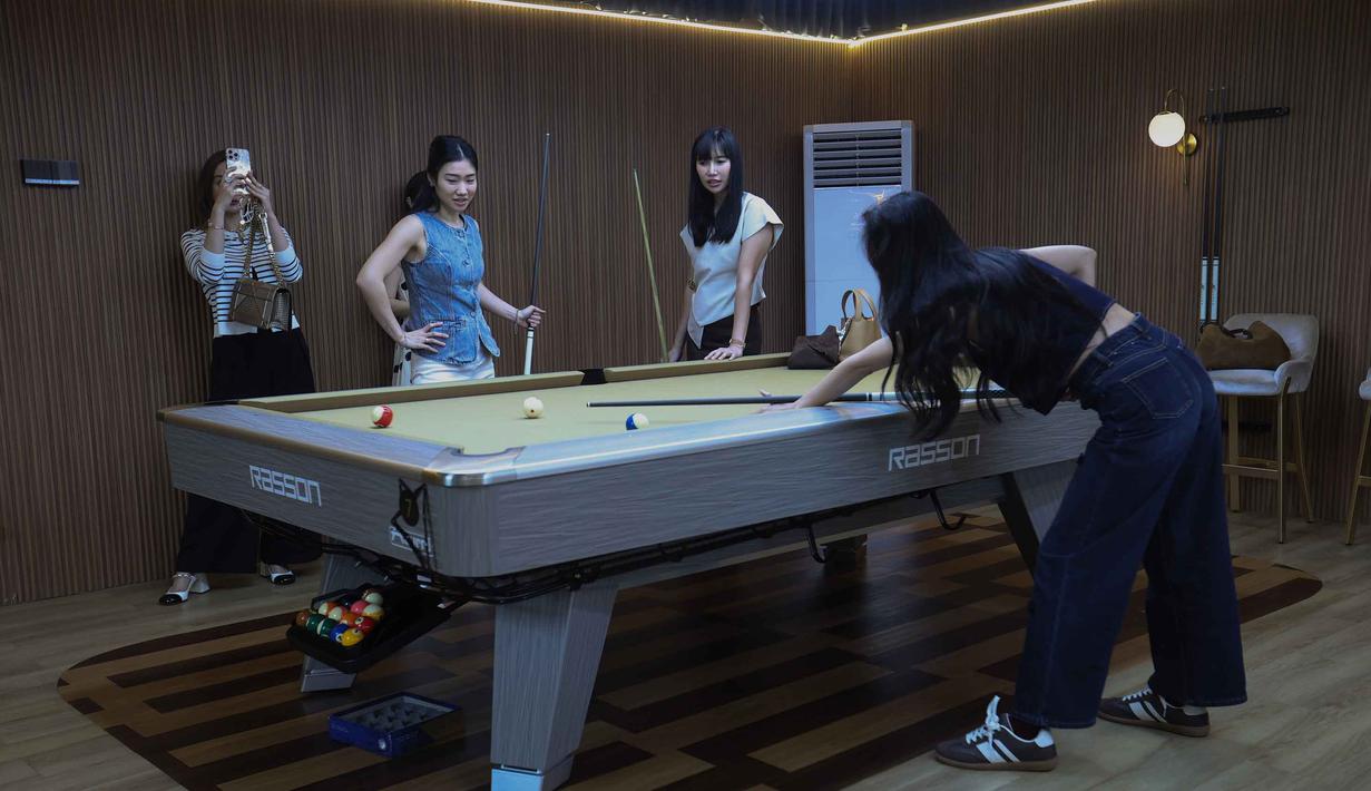 Melalui pendekatan ini, Gowadra membuktikan bahwa billiard dapat berevolusi lebih hangat, lebih inklusif, dan lebih relevan dengan kehidupan keluarga urban masa kini. Tampak dalam foto, Pengunjung menikmati permainan biliar di Gowada Billiard, di Jalan Thamrin Boulevard Pantai Indah Kapuk 2 (PIK 2), Kabupaten Tangerang, Banten, pada Rabu (11/2/2026). (Kapanlagi.com/Budy Santoso)