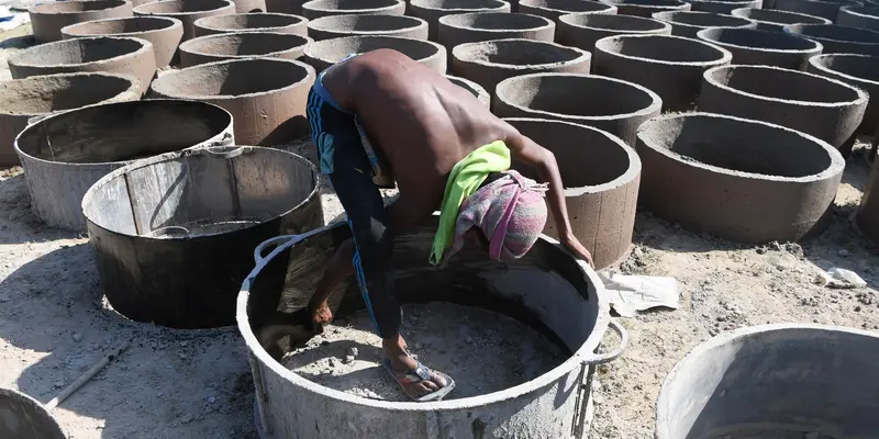 Pembuatan toilet untuk pengungsi Rohingya