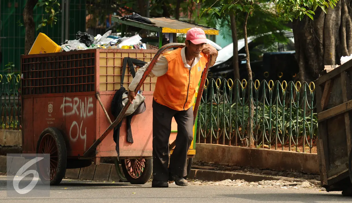 Petugas kebersihan menarik gerobak menuju Tempat Pembuangan Sampah Sementara Kalibata, Jakarta, Senin (4/1/2016). Rencananya, petugas pengangkut sampah juga akan dilengkapi dengan fasilitas pendukung kerja. (Liputan6.com/Helmi Fithriansyah)