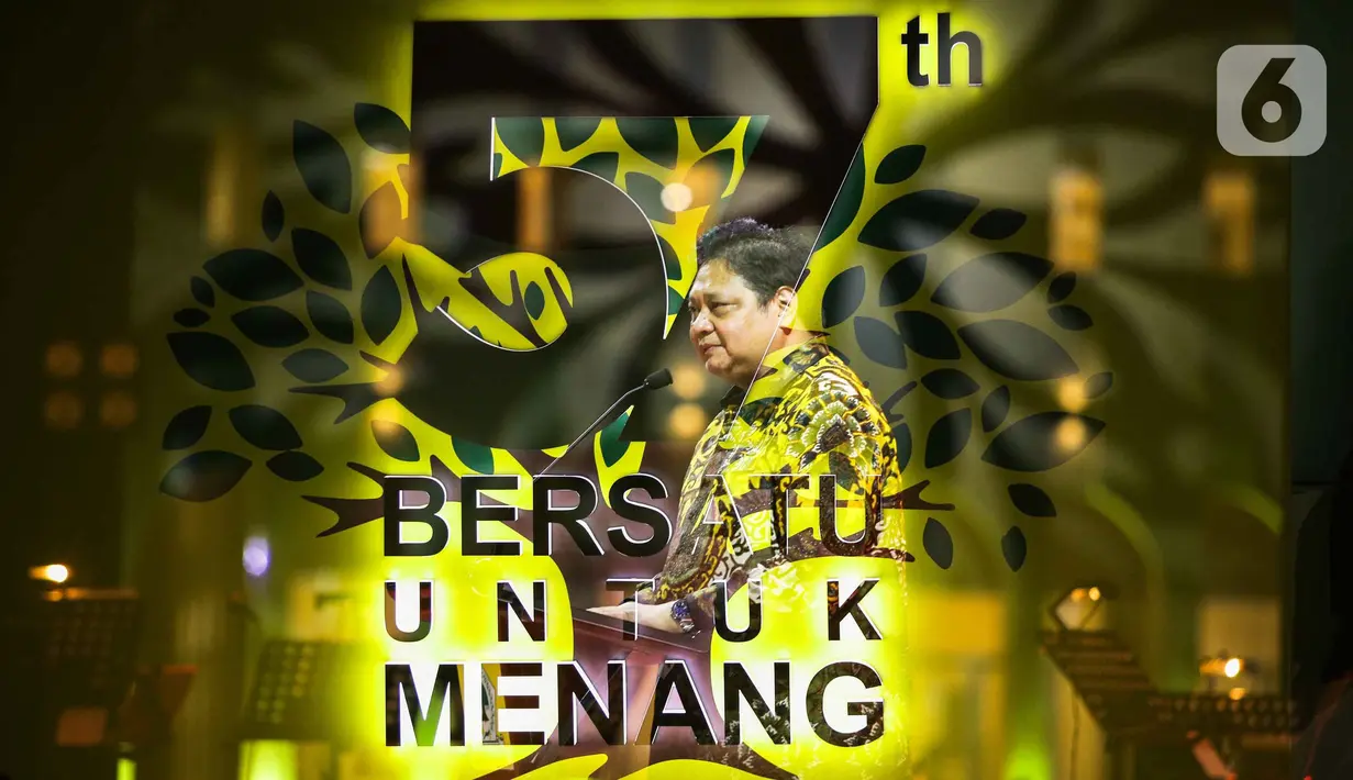 Ketua Umum Partai Golkar Airlangga Hartarto memberikan sambutan serta pidato politik dalam acara HUT Partai Golkar di Kantor DPP Golkar, Jakarta, Sabtu (23/10/2021). (Liputan6.com/Faizal Fanani)