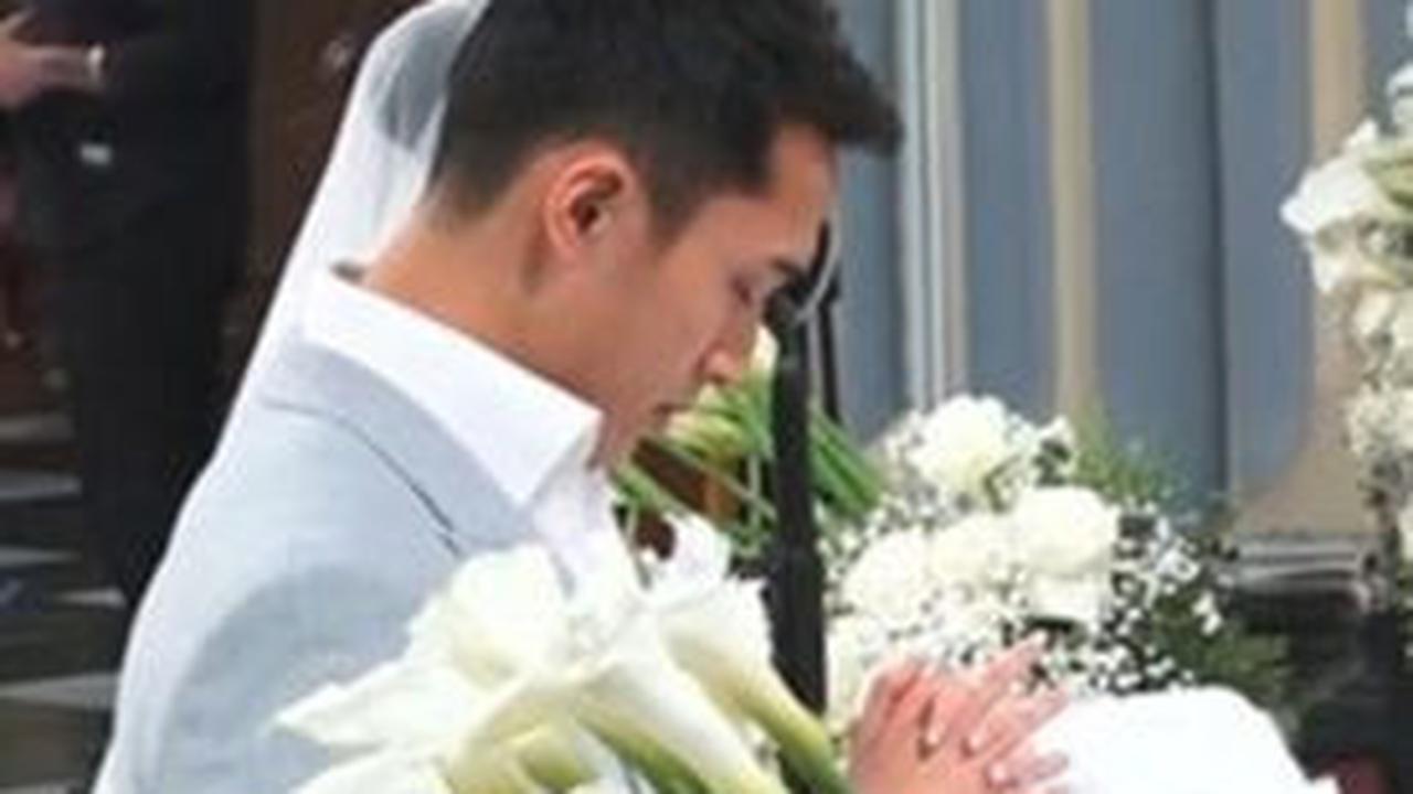 Potret Jojo, sapaan akrab Jonatan Christie dan Shanju saat pembacaan doa. Jojo dan Shanju akhirnya menikah&nbsp;setelah tujuh tahun berpacaran