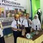 Kerajinan batu akik jadi mata pelajaran di Madrasah Tsanawiyah Al Mubarak di Tacipi Kabupaten Bone, Sulawesi Selatan.