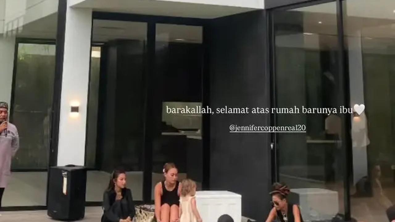 8 Potret Jennifer Coppen Gelar Ritual Melaspas di Bali, Rumah Baru Kamari