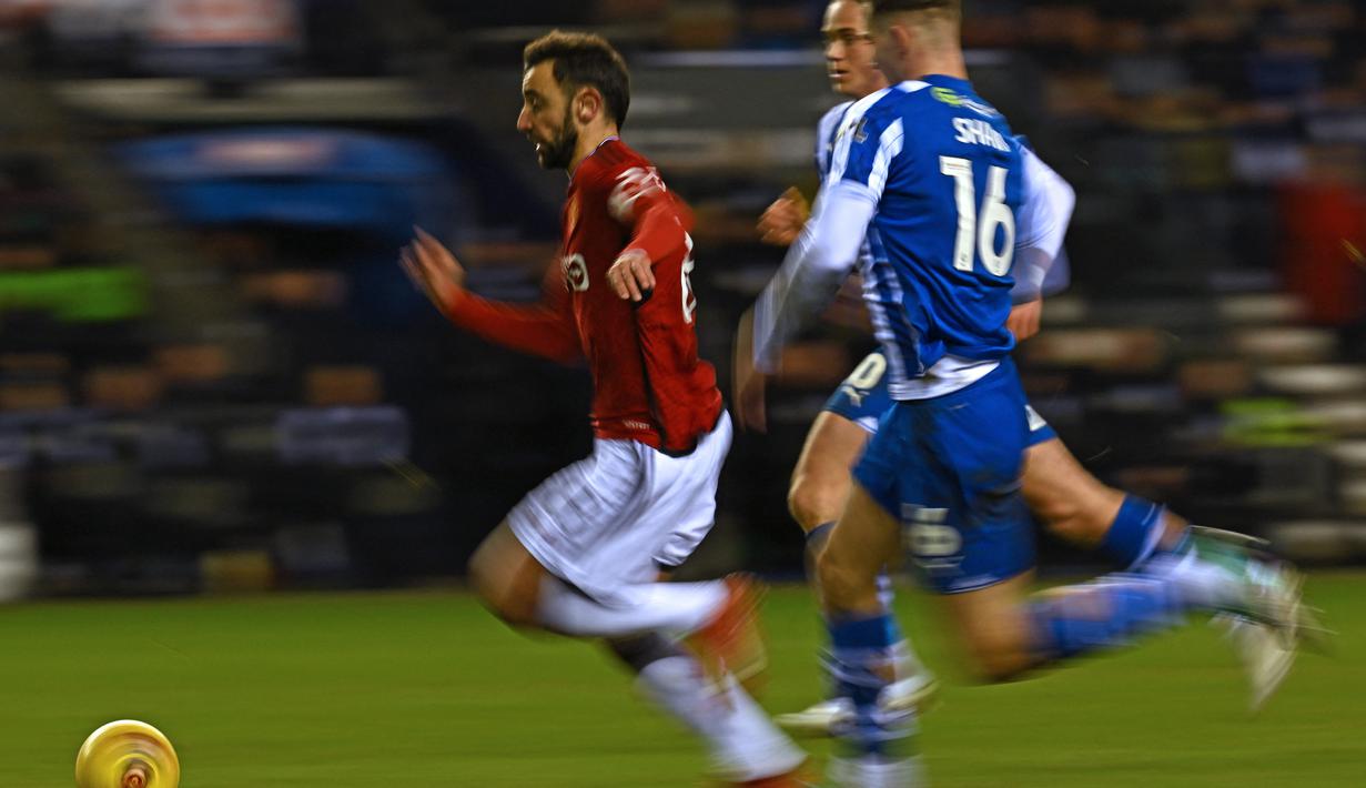 Dua gol kemenangan MU masing-masing diciptakan oleh Diogo Dalot di babak pertama dan Bruno Fernandes lewat eksekusi penalti di paruh kedua. (Paul ELLIS / AFP)