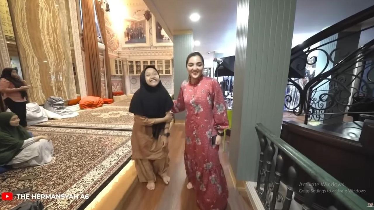 Keluarga Ashanty membagikan momen buka puasa bersama melalui kanal YouTube The Hermansyah A6.