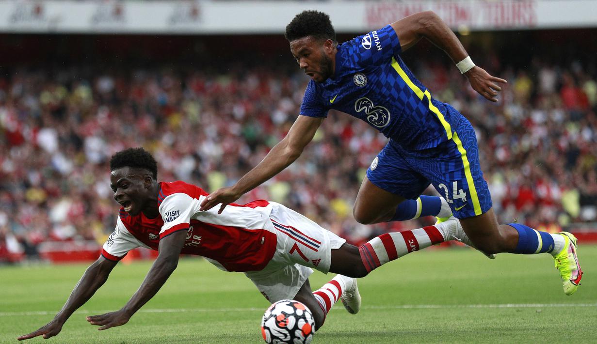 Memasuki menit ke-41, Bukayo Saka dijatuhkan Reece James di dalam kotak penalti. Namun wasit menganggapnya bukan sebagai pelanggaran yang layak diberikan hadiah penalti. (Foto: AP/Ian Walton)