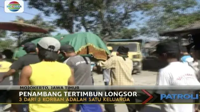 Empat orang pekerja penambangan pasir batu di Mojokerto, Jawa Timur, tewas tertimbun pasir dan bebatuan.