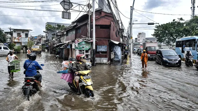 FOTO: Banjir Lumpuhkan Jalan Jatinegara Barat